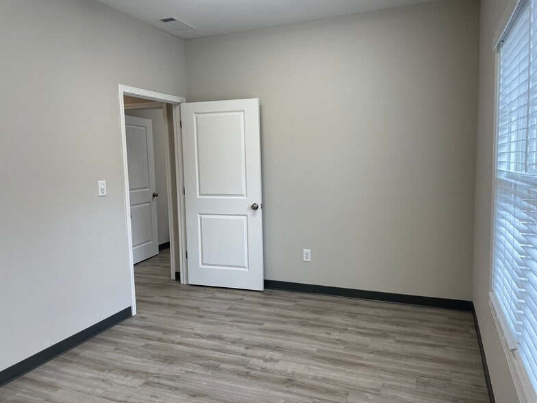 More Photos Of 247 River Park North Dr, Woodstock Medical For Sale