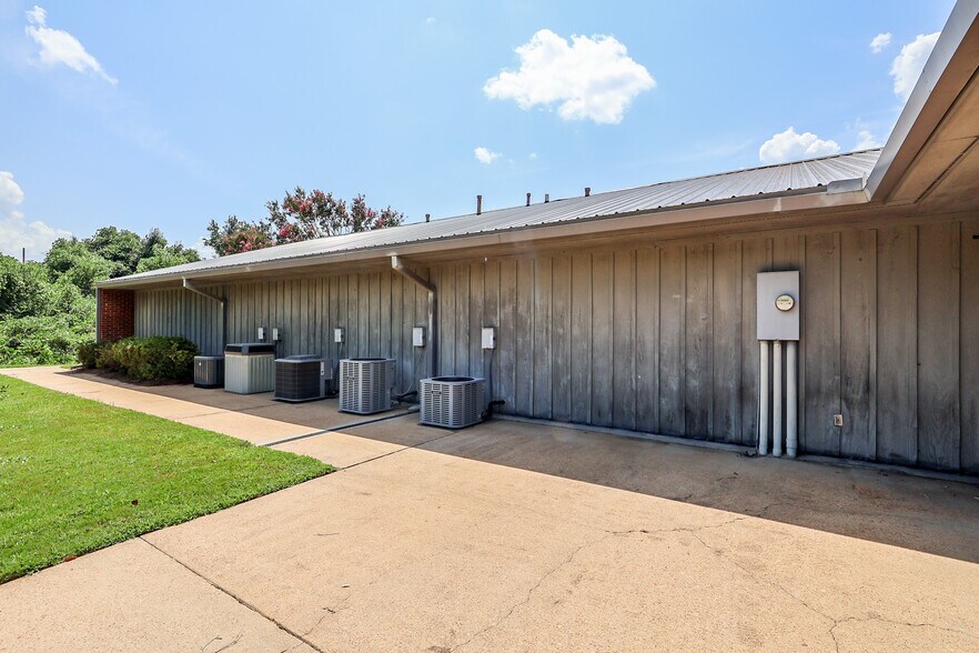 More Photos Of 1487 Belk Blvd, Oxford Office For Sale