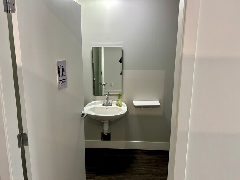 More Photos Of 88 Lonsdale Ave, North Vancouver Office For Sale