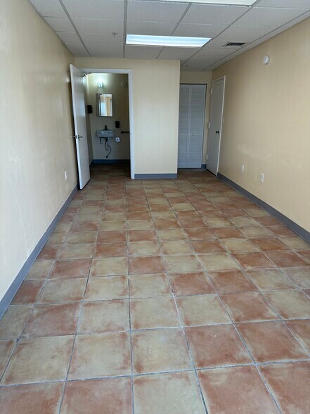 More Photos Of 7121 SW 43rd St, Miami Warehouse For Lease