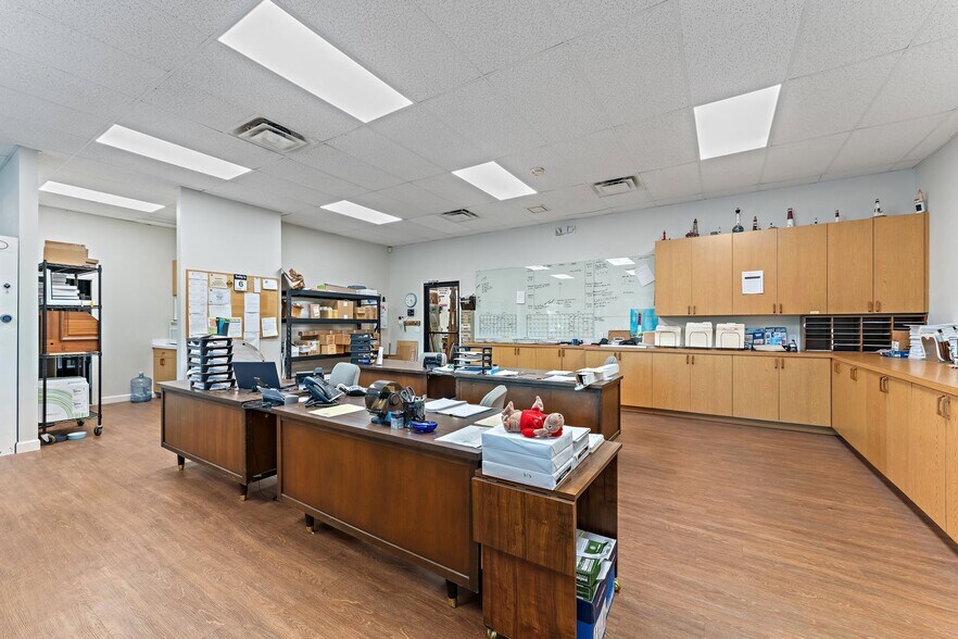More Photos Of 620 N Old Dixie Hwy, Jupiter Manufacturing For Sale