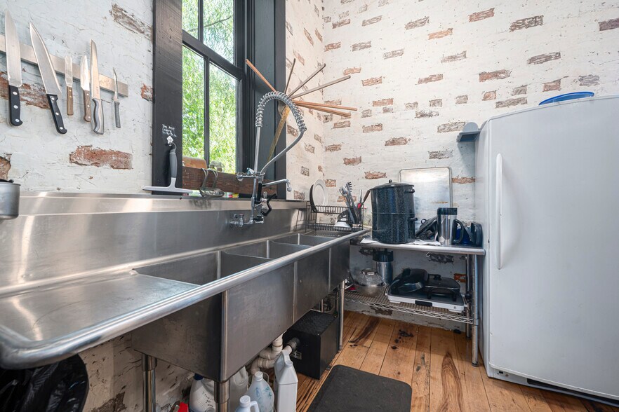 More Photos Of 411 E Front Ave, Chester Hospitality For Sale