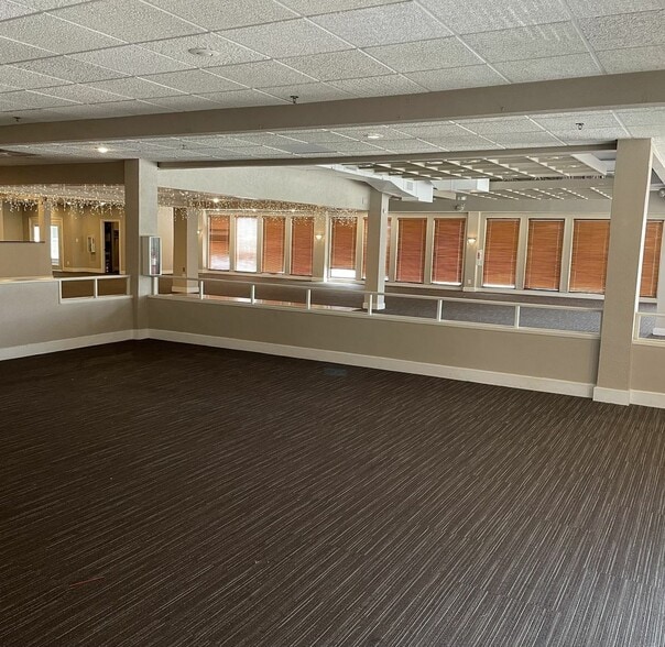 More Photos Of 111 Woodward Ct, South Bend Storefront For Lease