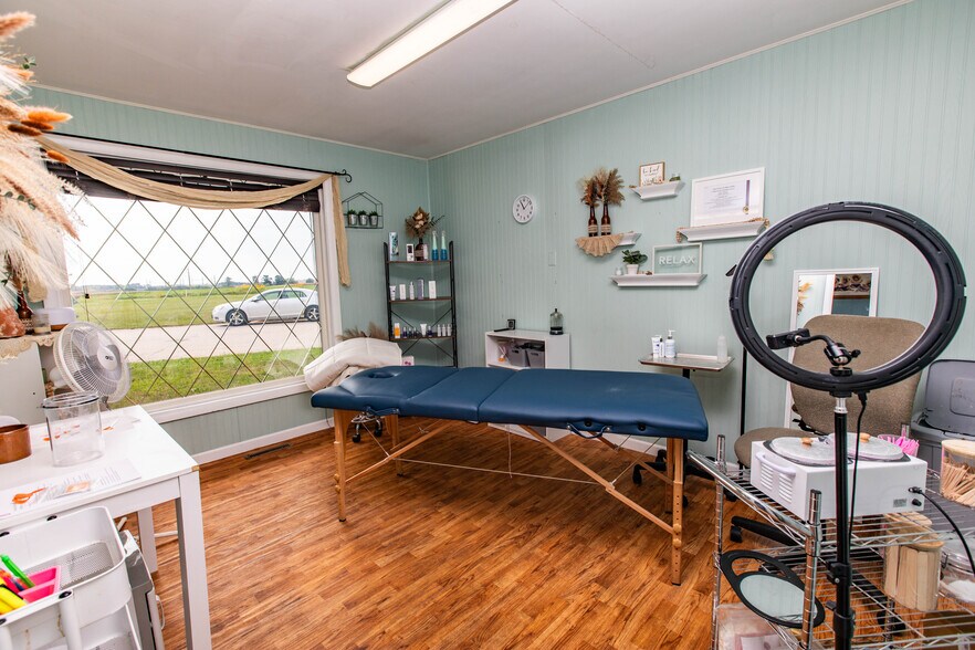 More Photos Of 308 Dale Dr, Montfort General Retail For Lease