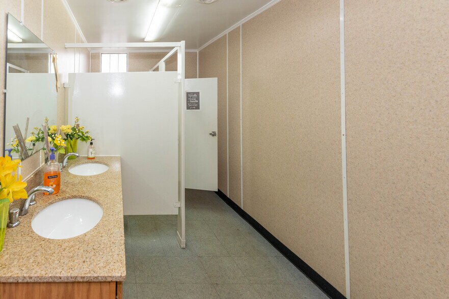 More Photos Of 5900 York Rd, Baltimore Storefront Retail Office For Sale