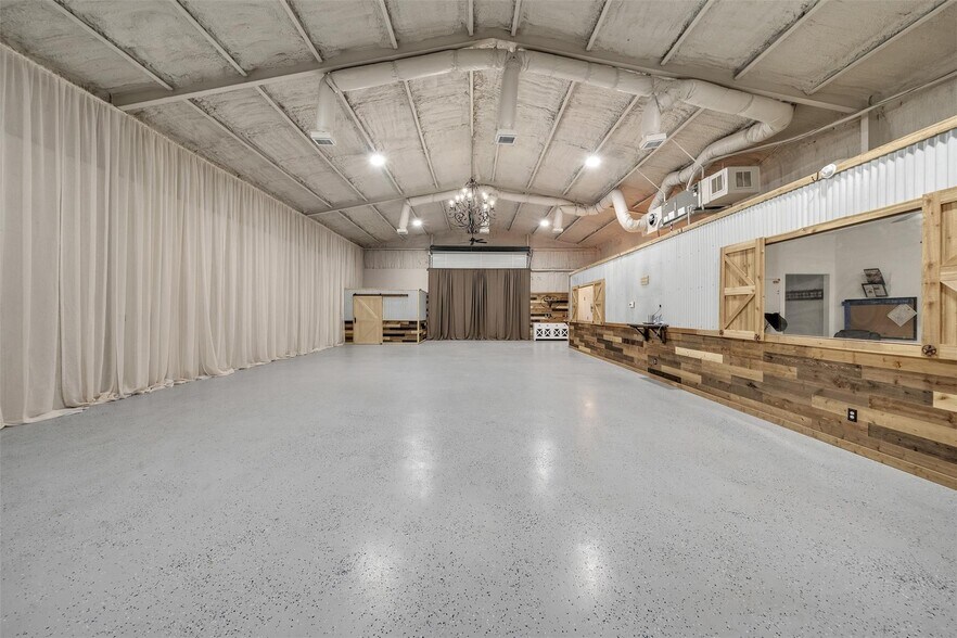 More Photos Of 7816 Lous Ct, Fort Worth Office For Sale