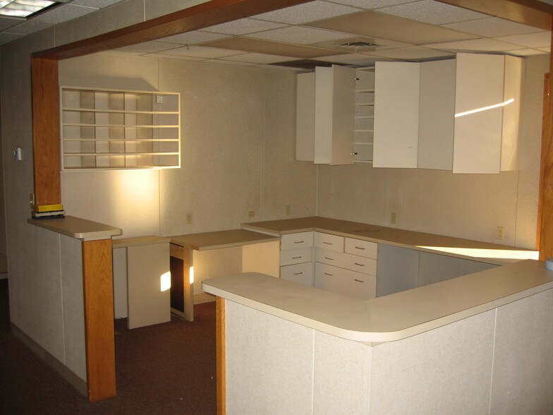 More Photos Of 7 Thompson Rd, East Windsor Light Manufacturing For Lease