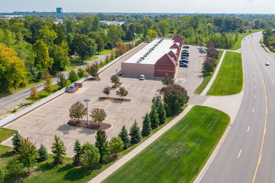 More Photos Of 1820-1856 N Perry St, Pontiac Freestanding For Sale