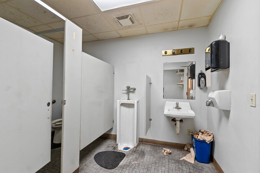 More Photos Of 3300 Commodity Ln, Green Bay Manufacturing For Sale