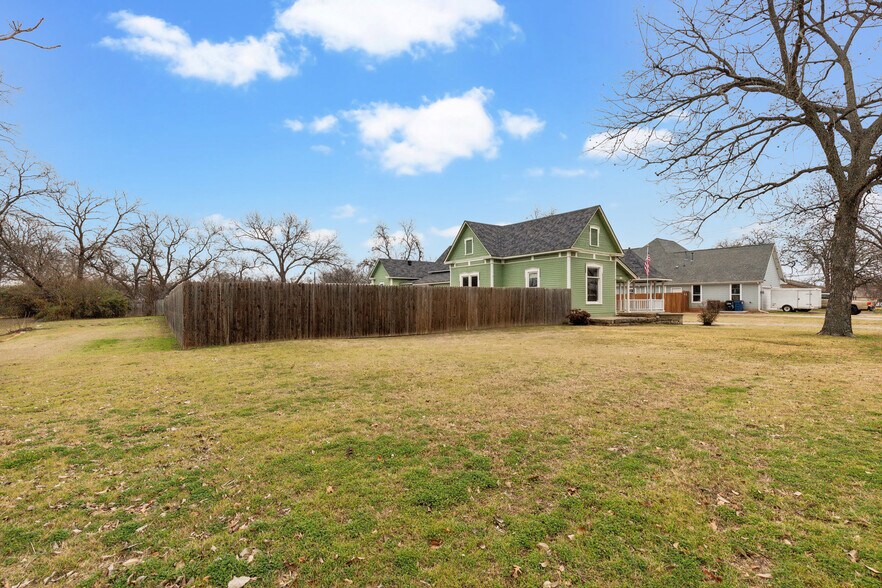 More Photos Of 512 N Travis St, Granbury Hospitality For Sale