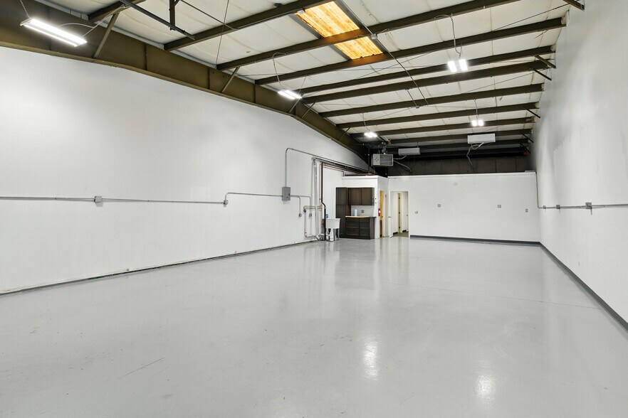 More Photos Of 37 Saint Jacques Ave, Agawam Warehouse For Lease