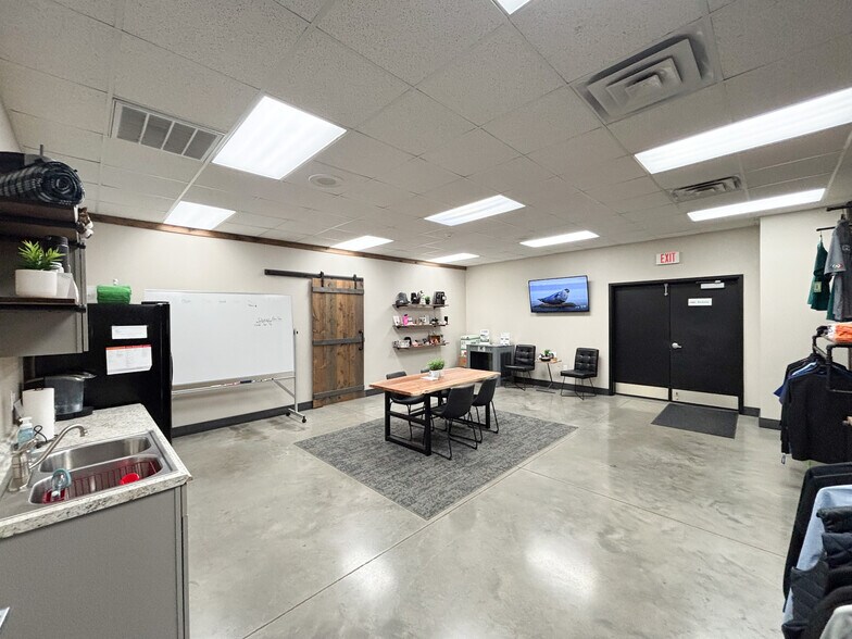 More Photos Of 4331 W CALHOUN St, Springfield Industrial For Lease