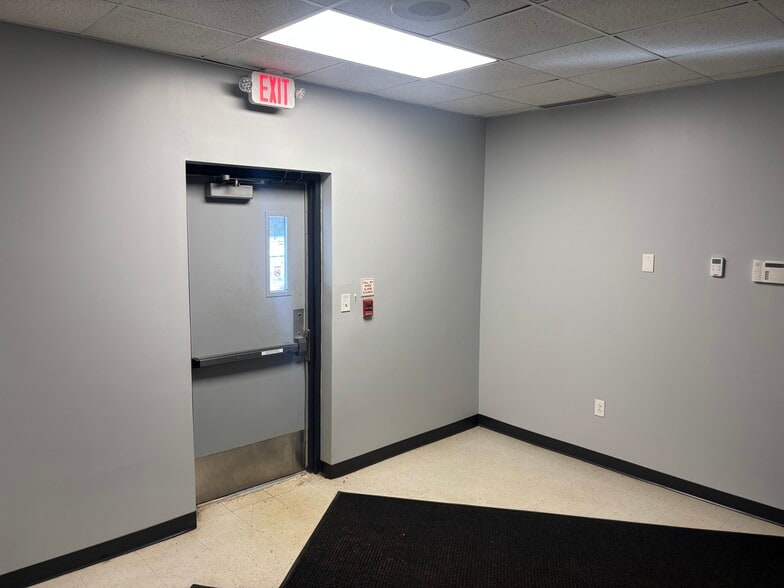 More Photos Of 360 Highland Rd E, Macedonia Office For Sale
