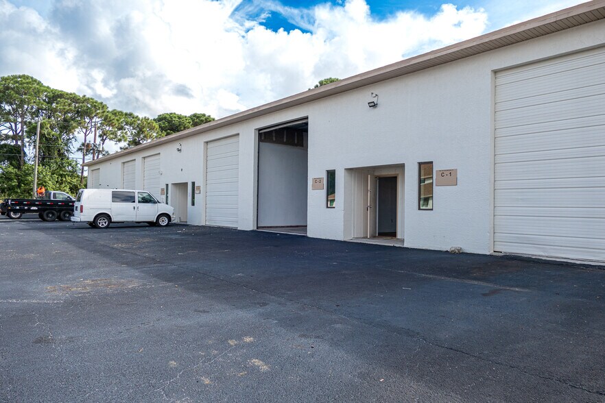 More Photos Of 1053 SE Holbrook Ct, Port Saint Lucie Warehouse For Lease