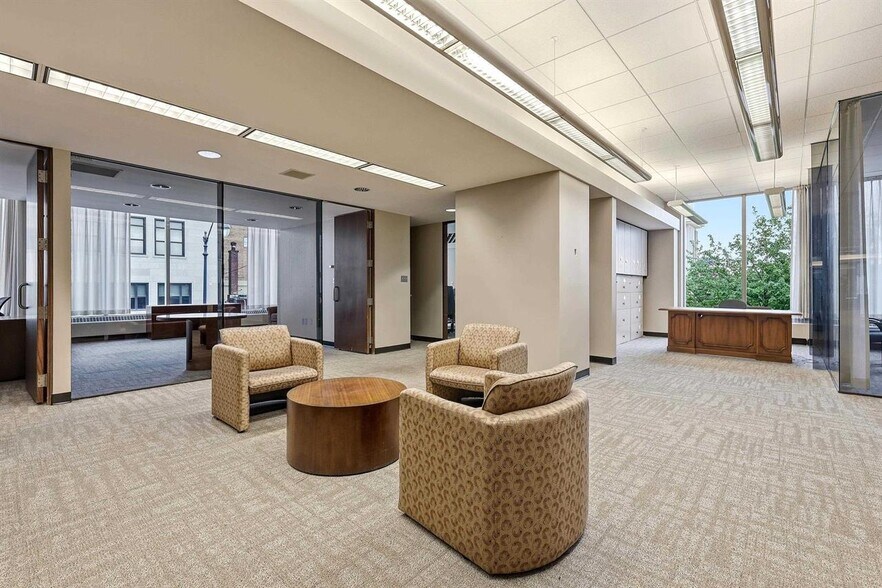 More Photos Of 270 W 7th St, Dubuque Bank For Lease