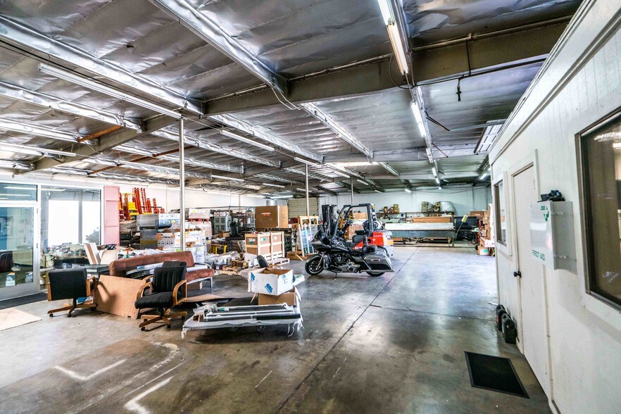 More Photos Of 2141 S DuPont Dr, Anaheim Warehouse For Lease
