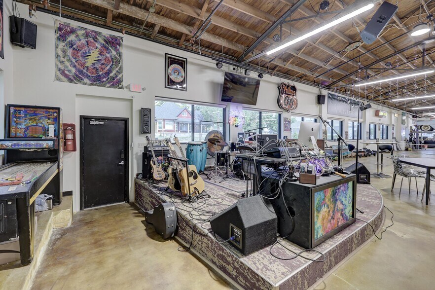 More Photos Of 102 S Wall Ave, Joplin General Retail For Lease