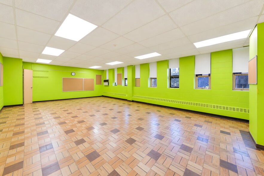 More Photos Of 5566 Kings Hwy, Brooklyn Schools For Lease