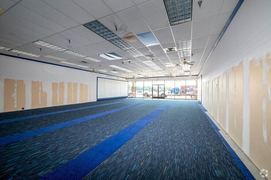More Photos Of 301 Market Dr, Emporia Supermarket For Lease