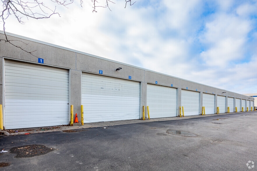 More Photos Of 2301 Lunt Ave, Elk Grove Village Warehouse For Lease