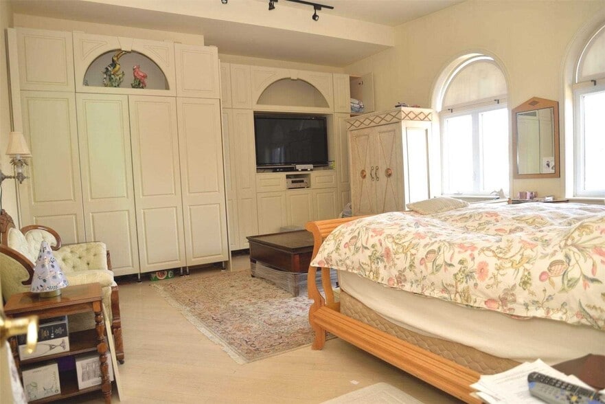 More Photos Of 3845 Bloor St W, Toronto Freestanding For Sale