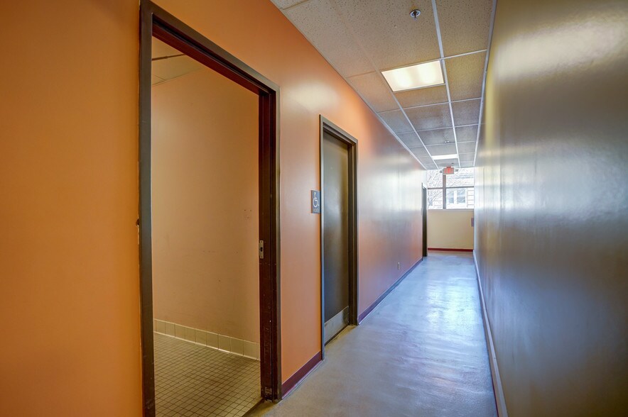 More Photos Of 931 E Main St, Madison Manufacturing For Lease