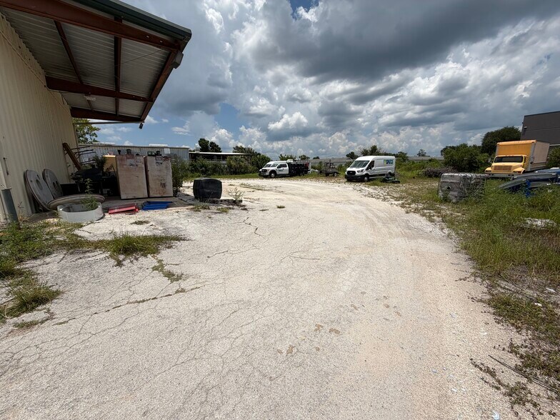 More Photos Of 325 Dane Ln, Longwood Warehouse For Lease
