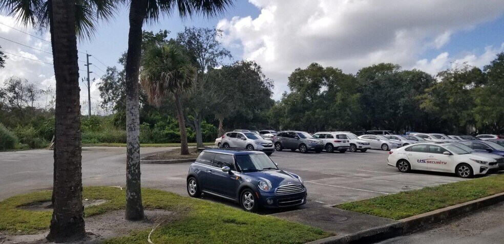 More Photos Of 5104 N Orange Blossom Trl, Orlando Office Residential For Lease