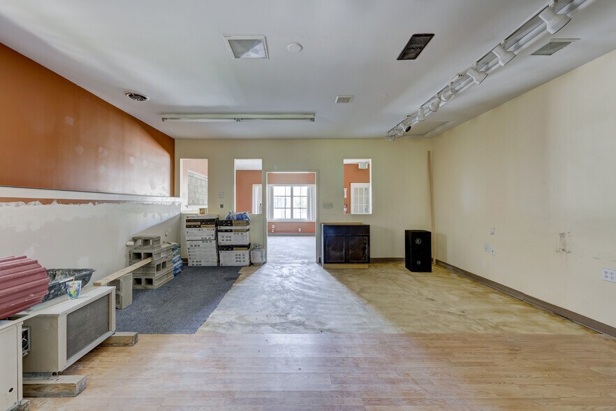 More Photos Of 19864-19884 Kelly Rd, Harper Woods Storefront For Lease