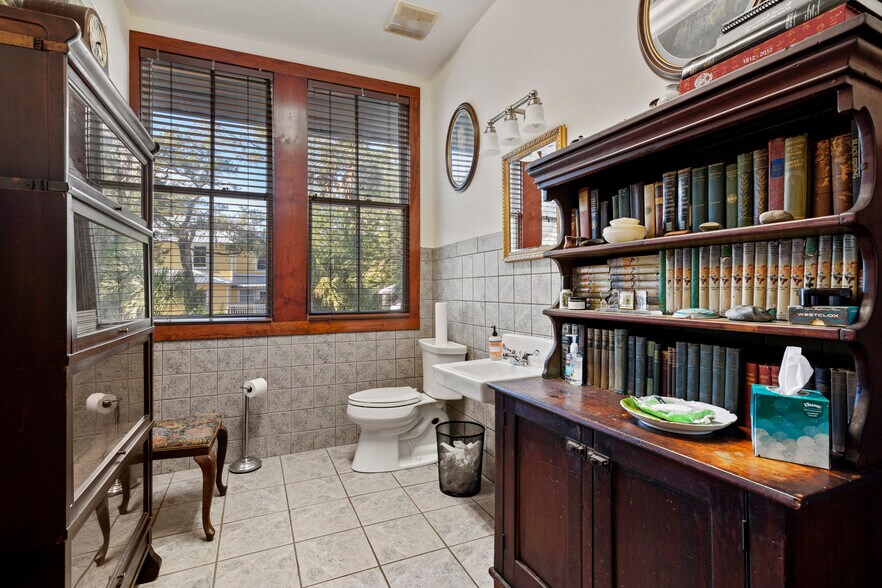 More Photos Of 19 Riberia St, Saint Augustine Office For Sale