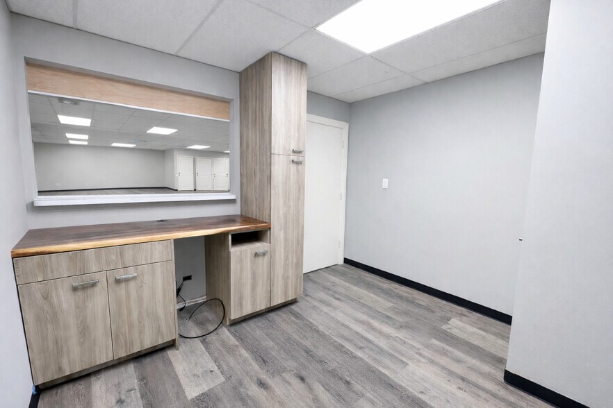 More Photos Of 610-642 Anthony Trl, Northbrook Light Distribution For Sale