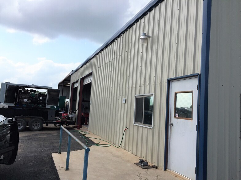 More Photos Of 211 Fm 1581, Pearsall Warehouse For Lease