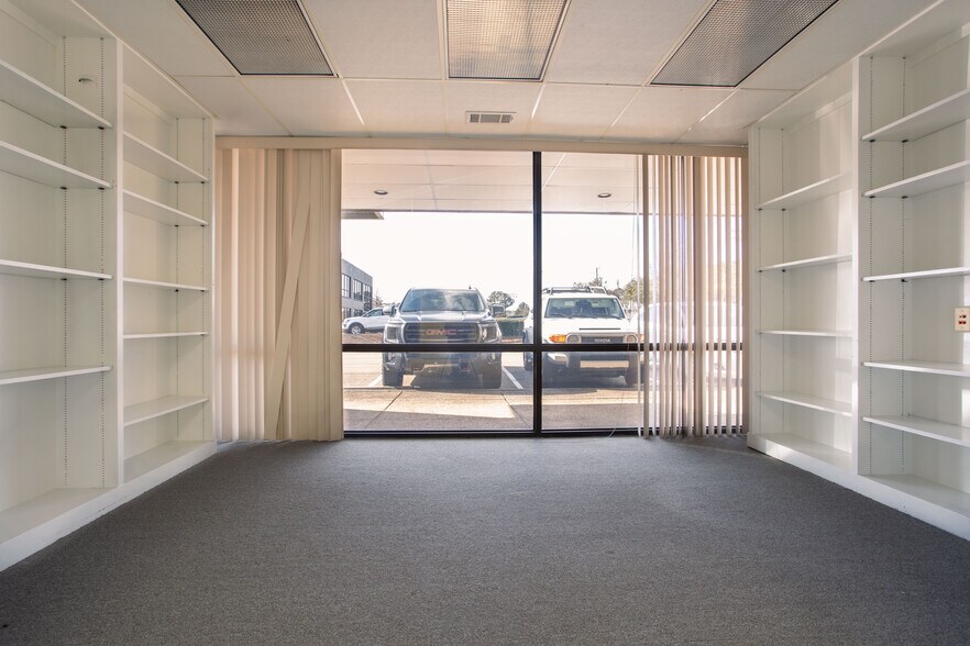 More Photos Of 1425 Lakeland Dr, Jackson General Retail For Lease