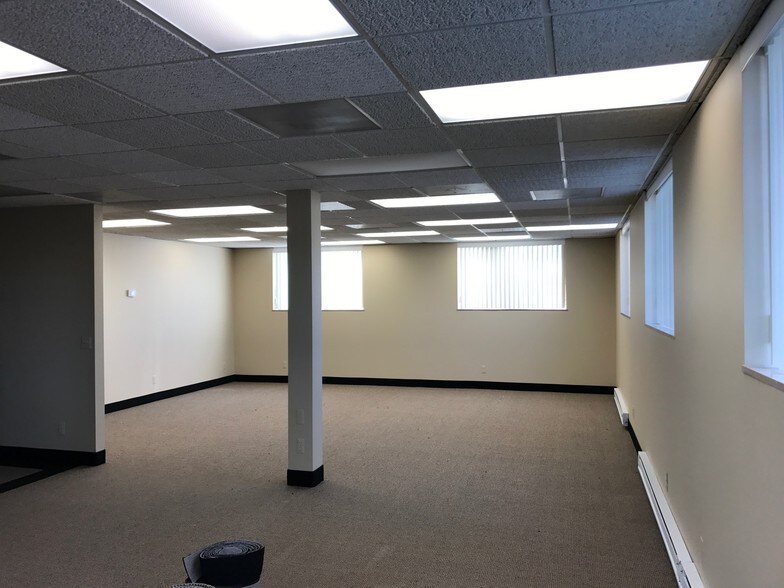More Photos Of 2820 W Maple Rd, Troy Office For Lease