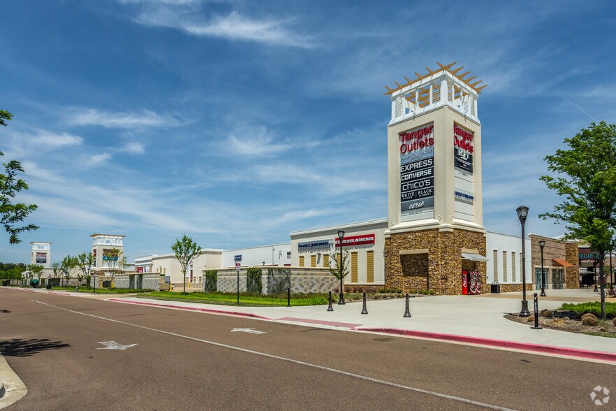 More Photos Of 5205 Airways Blvd, Southaven Storefront For Lease