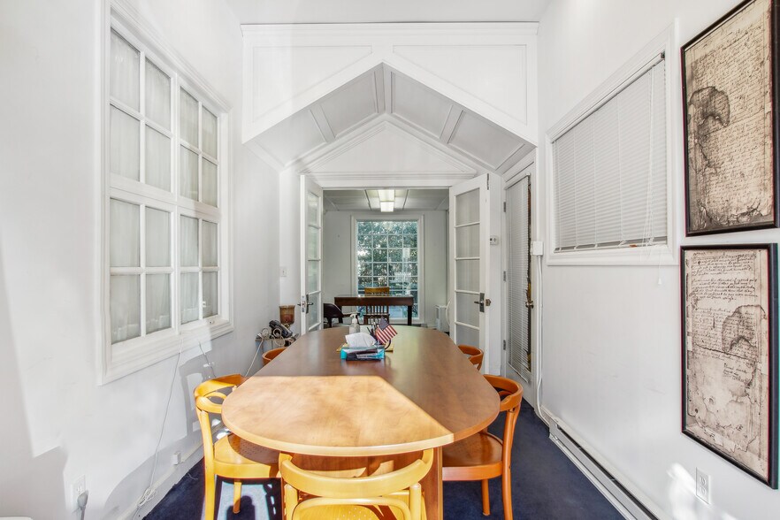 More Photos Of 41 Meetinghouse Ln, Southampton Office For Sale