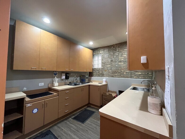 More Photos Of 1719 W 18th St, Chicago Storefront Retail Residential For Lease