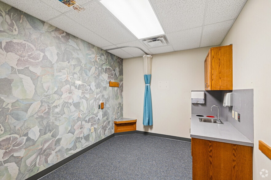 More Photos Of 1709 S Rock Rd, Wichita Medical For Sale