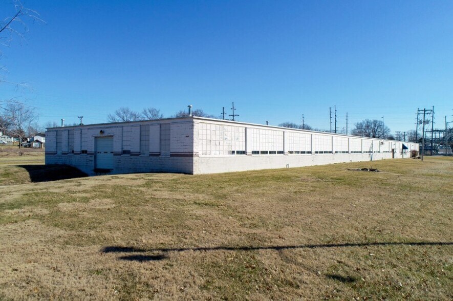 More Photos Of 1015 W Jefferson St, Vandalia Warehouse For Lease