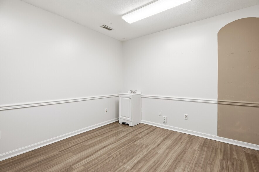 More Photos Of 411 Western Blvd, Jacksonville Medical For Lease