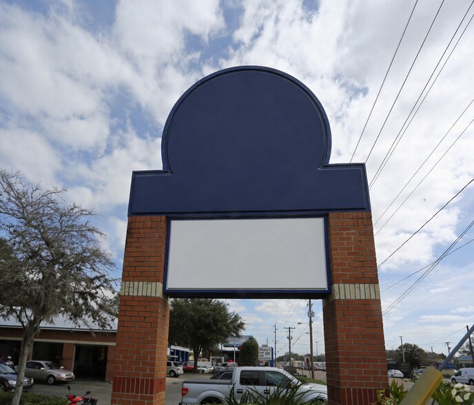 More Photos Of 328 W Brandon Blvd, Brandon Freestanding For Lease