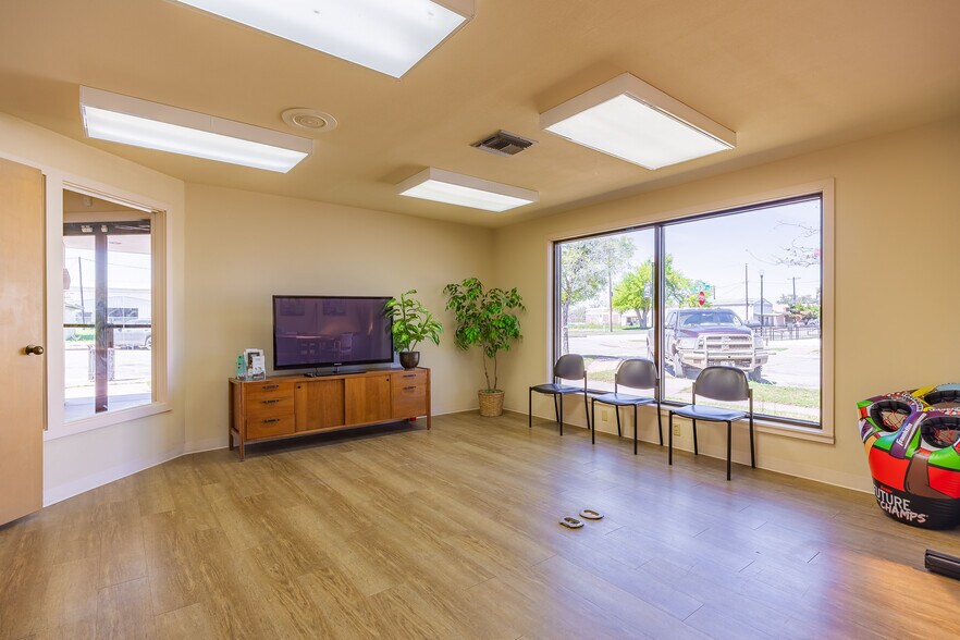More Photos Of 703 Commerce St, Refugio Office For Sale