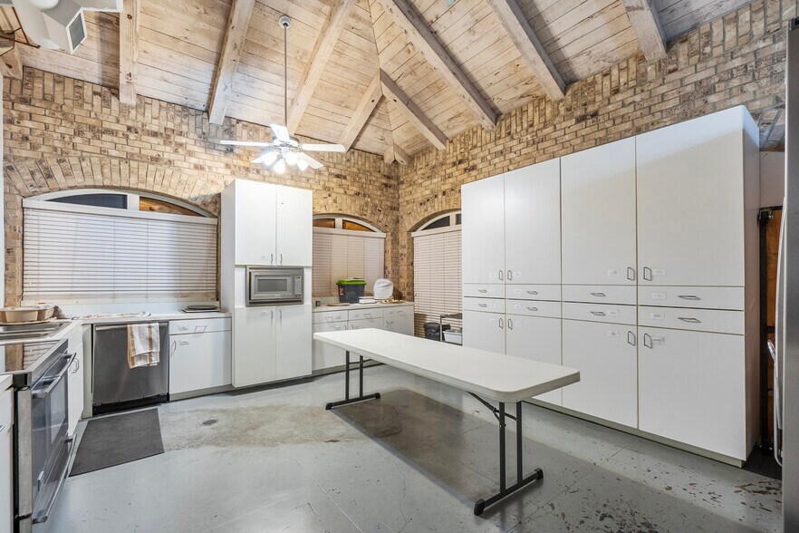 More Photos Of 660 S Zang Blvd, Dallas Office For Lease