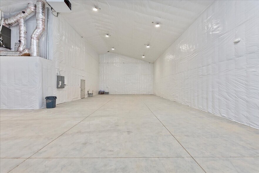 More Photos Of 225 N Happy Valley Rd, Nampa Warehouse For Lease