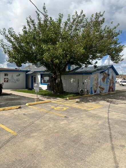 More Photos Of 314-316 Pat Booker Rd, Universal City Restaurant For Sale