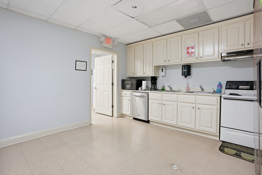 More Photos Of 9478 Winding Way Ln, Jonesboro Office For Sale