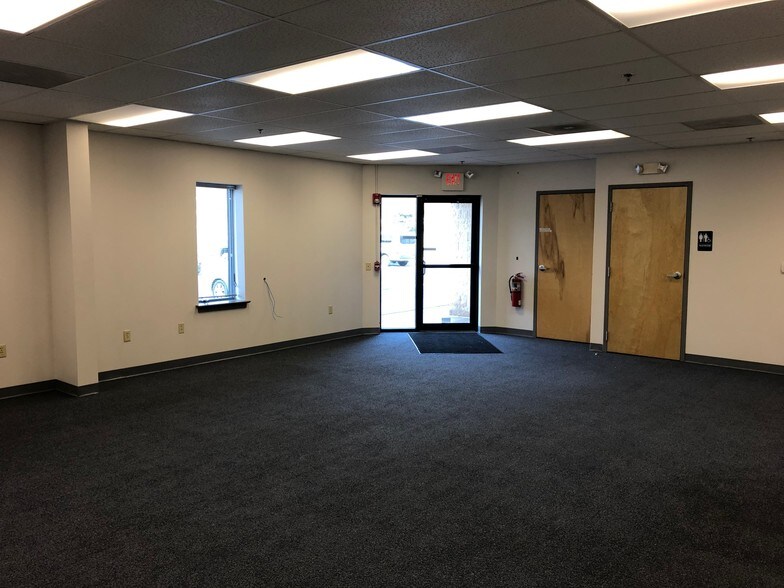 More Photos Of 499 Running Pump Rd, Lancaster Warehouse For Lease