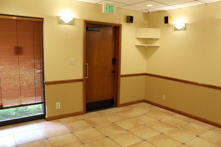 More Photos Of 7800 W Oakland Park Blvd, Sunrise Medical For Lease