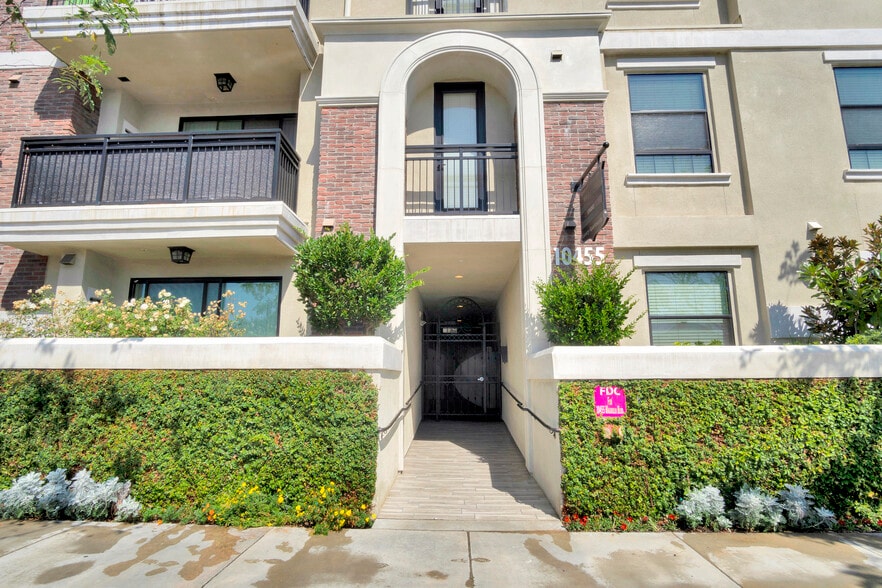 More Photos Of 10455 Magnolia Blvd, North Hollywood Apartments For Sale