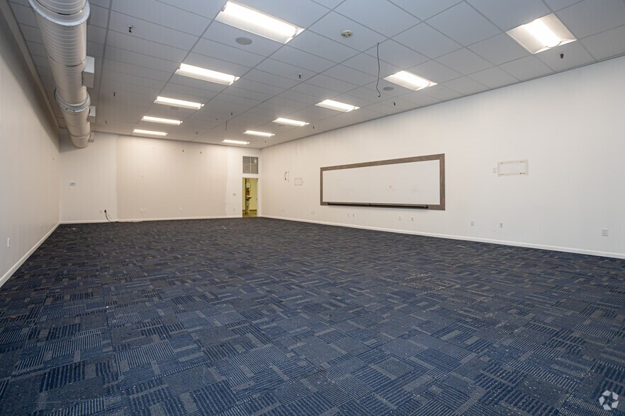 More Photos Of 1000 Elmwood Park Blvd, Elmwood Distribution For Lease